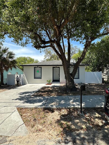 8420 N Semmes St, Tampa, FL 33604