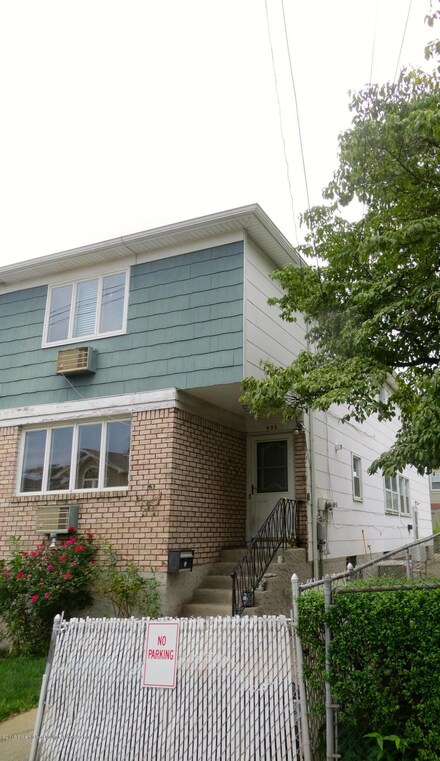 435 Hanover Ave, Staten Island, NY 10304