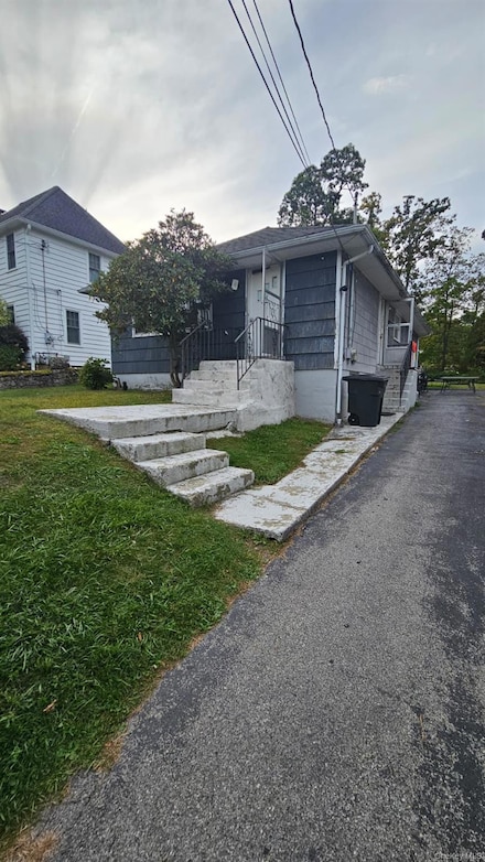 8 Mid Oaks St, Monroe, NY 10950