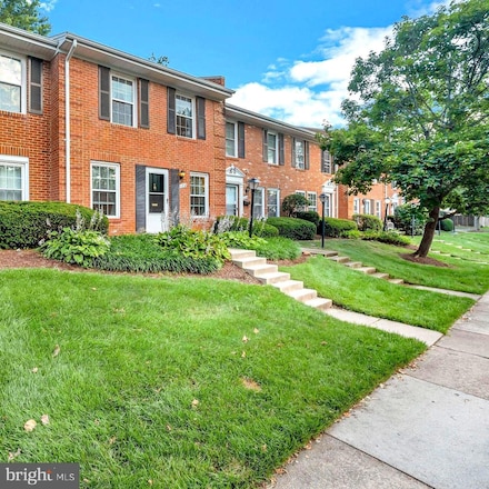 126 N Baylor Dr, Sterling, VA 20164
