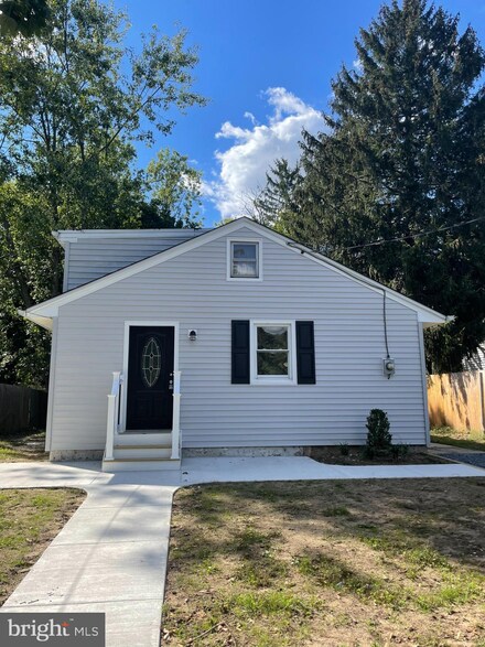 642 N New St, Clayton, NJ 08312