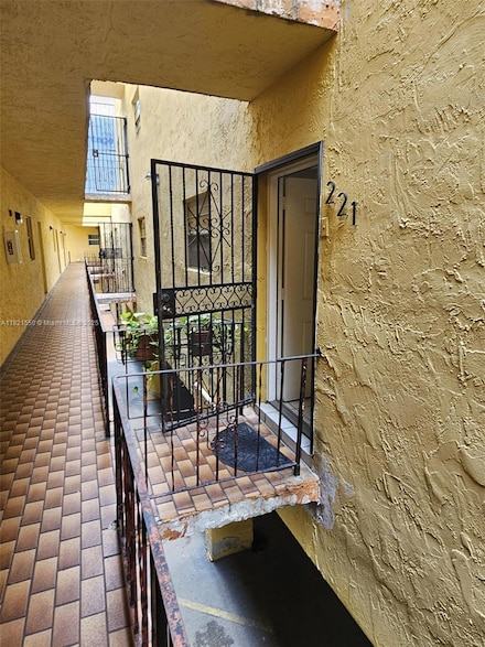1555 W 44th Place Unit 221B, Hialeah, FL 33012