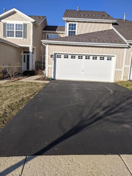 649 N Fox Trail, Round Lake, IL 60073