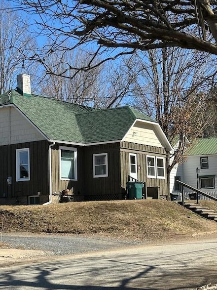 13 Pontiac St, Saranac Lake, NY 12983