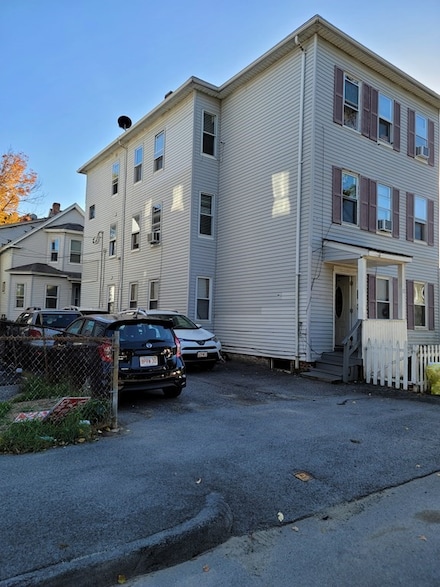 17 Cheever St, Worcester, MA 01610