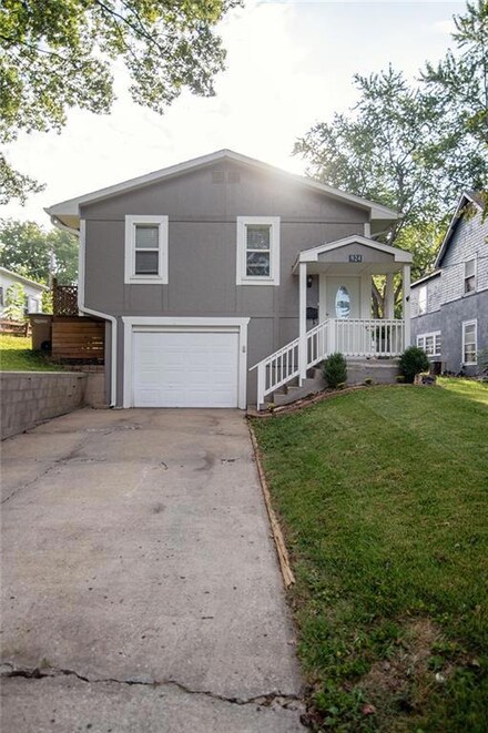 924 S 6th St, Atchison, KS 66002