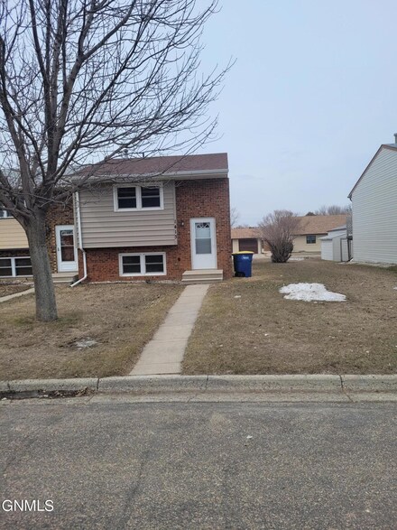 1413 9th Ave NE, Jamestown, ND 58401