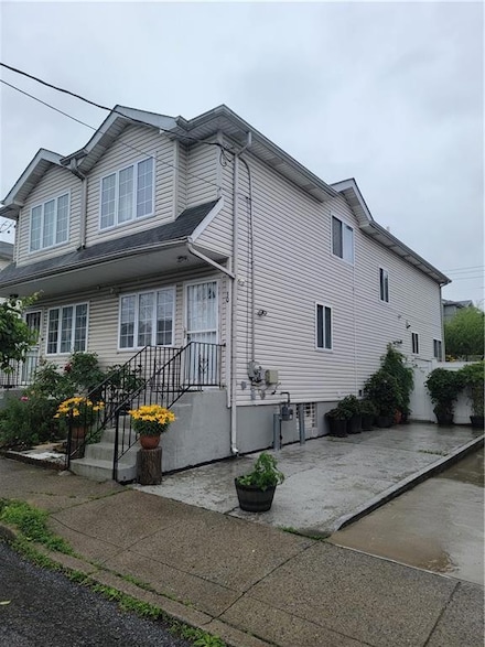 30 Winegar Ln, Staten Island, NY 10310