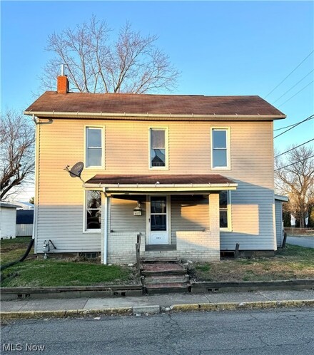836 Locust St, Coshocton, OH 43812