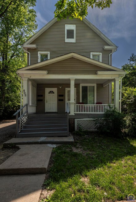 908 SW MacVicar Ave, Topeka, KS 66606