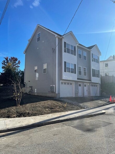 702 Lawrence St Unit 1, Lowell, MA 01852