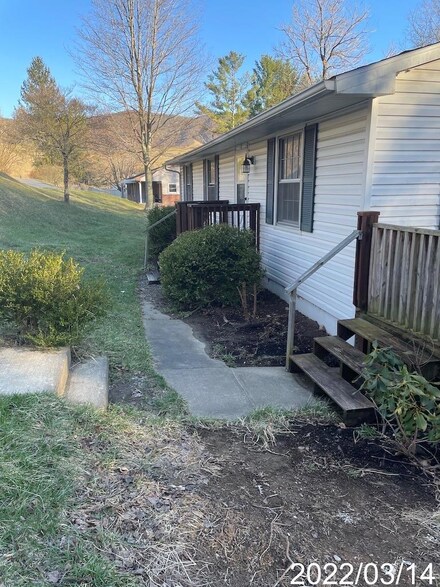 215 Lakeview Dr, Bluefield, VA 24605