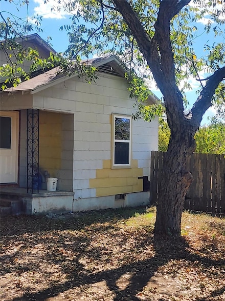 928 E Cameron Ave, Rockdale, TX 76567