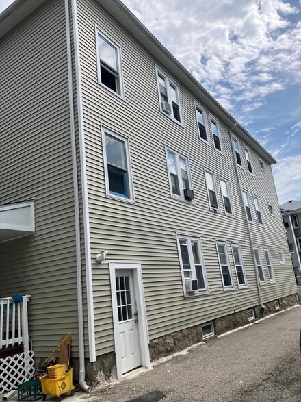24 Arthur St, Worcester, MA 01604