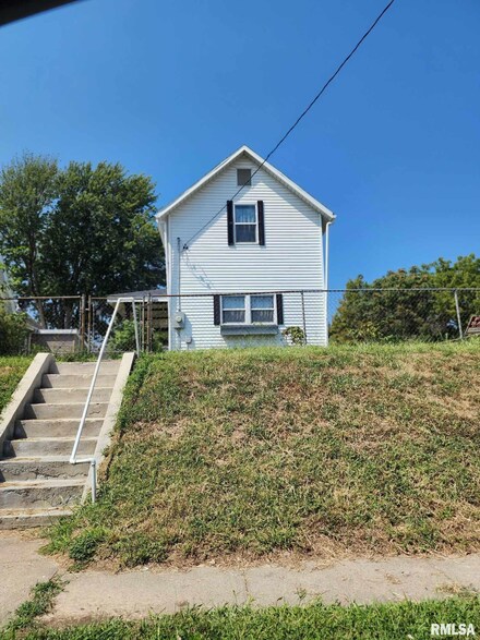 1417 N 3rd St, Quincy, IL 62301