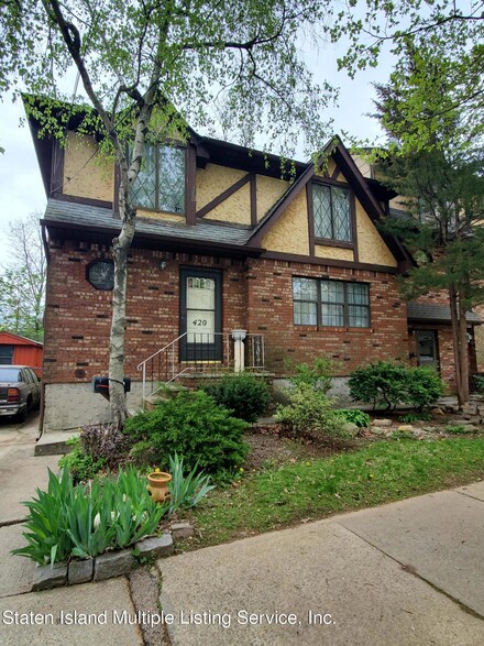 420 N Railroad Ave, Staten Island, NY 10304