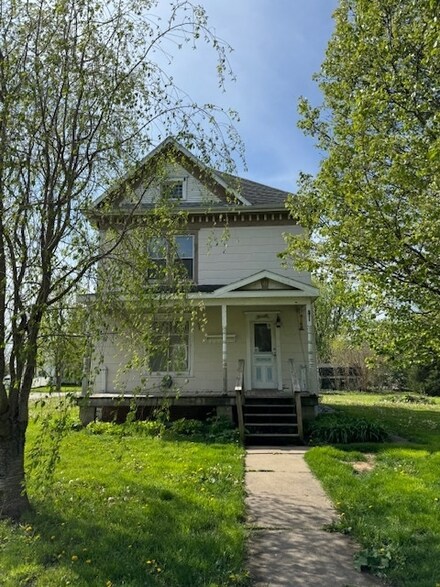 230 E Walnut St, Piper City, IL 60959