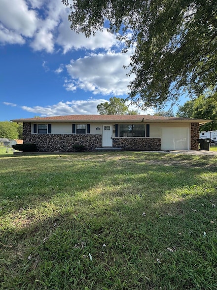 808 E Walnut St, Aurora, MO 65605