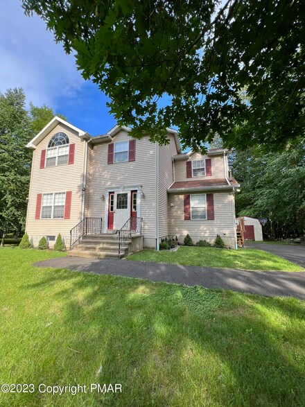 126 Locust Dr, East Stroudsburg, PA 18301