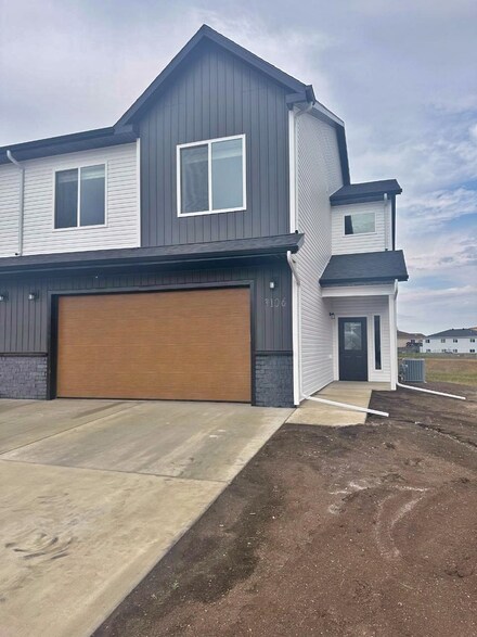 3106 8th St, Minot, ND 58703