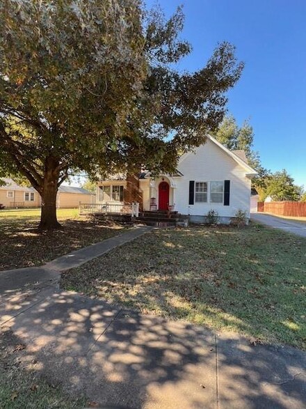425 S 3rd St, Mountain View, OK 73062