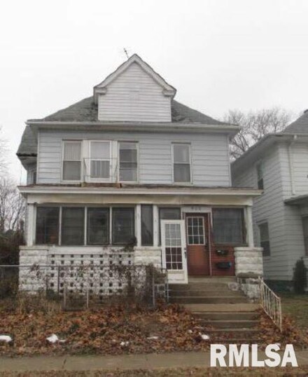 906 15th St, Rock Island, IL 61201