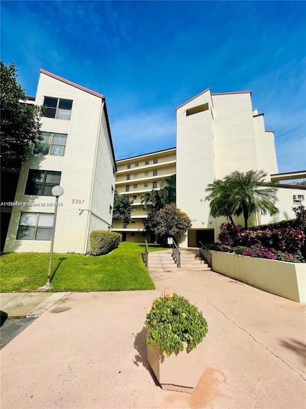 2309 S Cypress Bend Dr Unit 311D, Pompano Beach, FL 33069