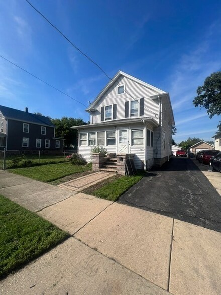 1032 Grove St, Aurora, IL 60505