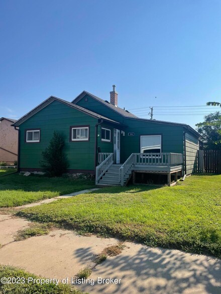 104 4th St S, Hettinger, ND 58639
