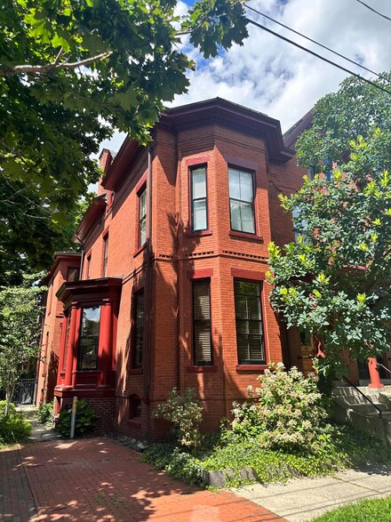 56 Thomas St, Portland, ME 04102