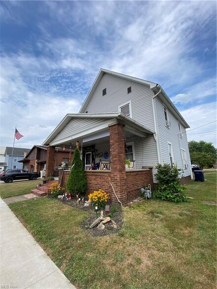 215 S Main St, Tuscarawas, OH 44682