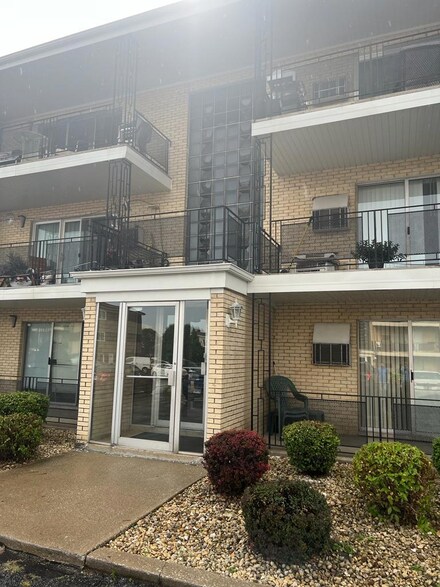 9407 S Roberts Rd Unit 1SW, Hickory Hills, IL 60457