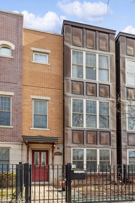 3451 N Whipple St, Chicago, IL 60618