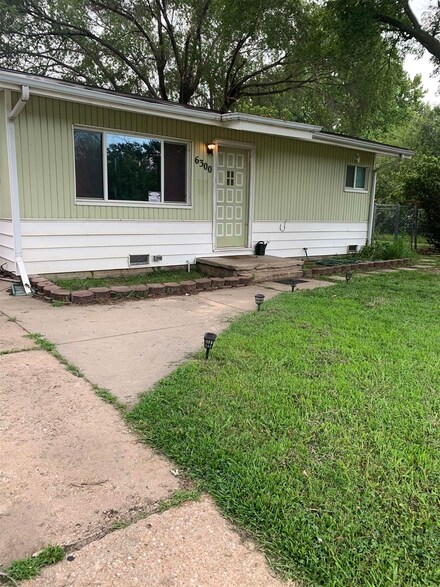 6300 N East Park View St, Park City, KS 67219