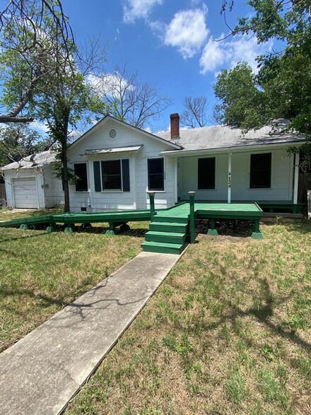 124 Rawson St, Kerrville, TX 78028