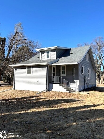 506 W Robins Ave, Graettinger, IA 51342