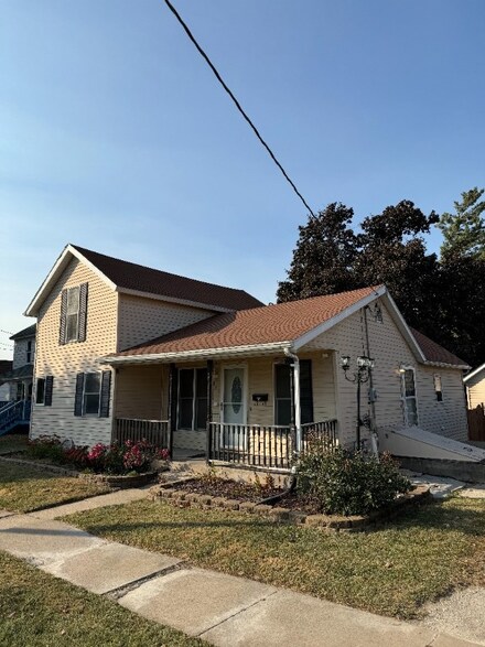 815 E 4th St, Vinton, IA 52349