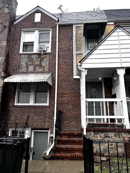 82-13 32nd Ave, East Elmhurst, NY 11370