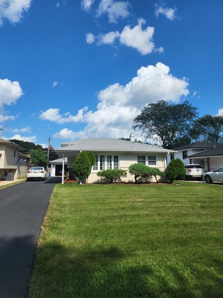 5775 Tennessee Ave, Clarendon Hills, IL 60514