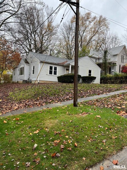 214 W Monroe St, Petersburg, IL 62675