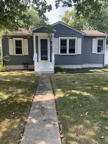 1109 Burr St, Lake In the Hills, IL 60156