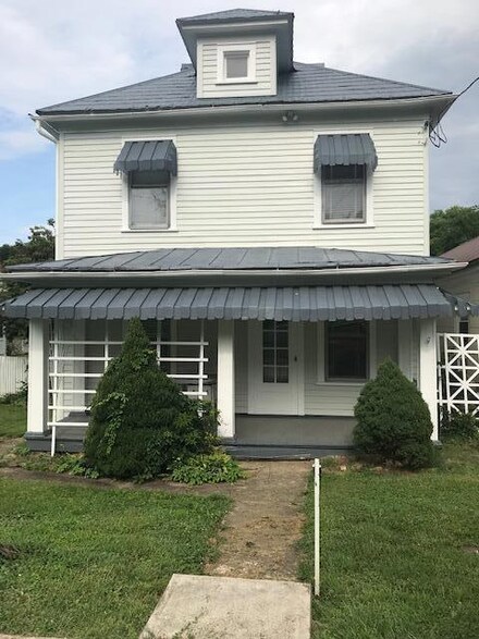626 Brussels Ave, Clifton Forge, VA 24422