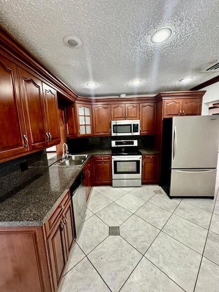 9531 NW 8th St, Pembroke Pines, FL 33024