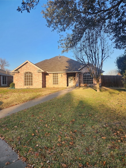 853 Woodridge Cir, Desoto, TX 75115