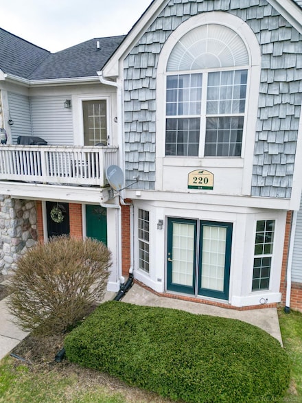 220 Oakbrooke Dr Unit 2, South Lyon, MI 48178