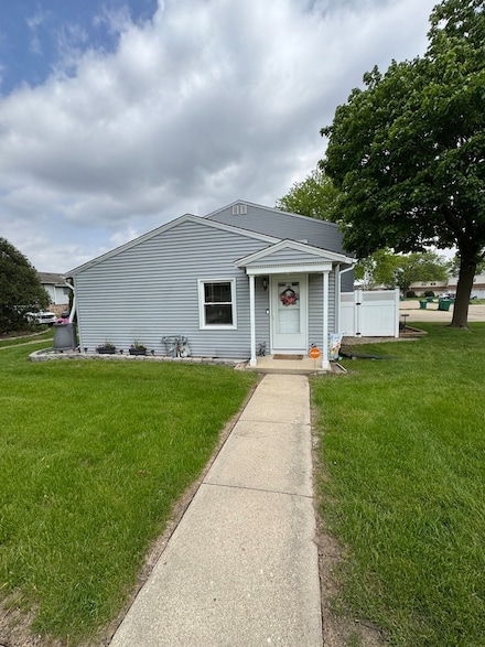 1521 E Stonehenge Dr, Sycamore, IL 60178