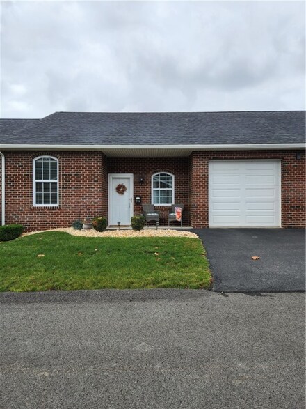 904 Valentina Ln, Lower Burrell, PA 15068