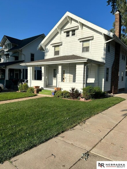 1329 S 36th St, Omaha, NE 68105
