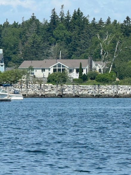 61 Lighthouse Rd, Owls Head, ME 04854