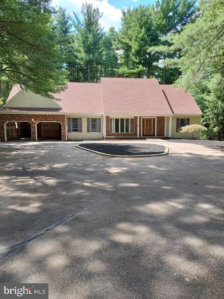 3 Brainerd Dr, Cranbury, NJ 08512